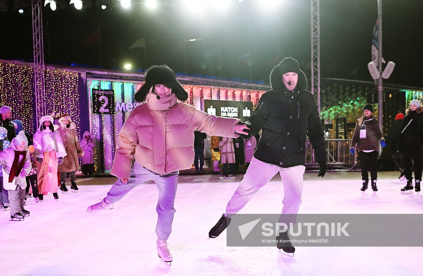RUSSIA EXPO. Family skating session with Olympic champions