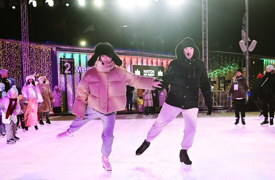 RUSSIA EXPO. Family skating session with Olympic champions