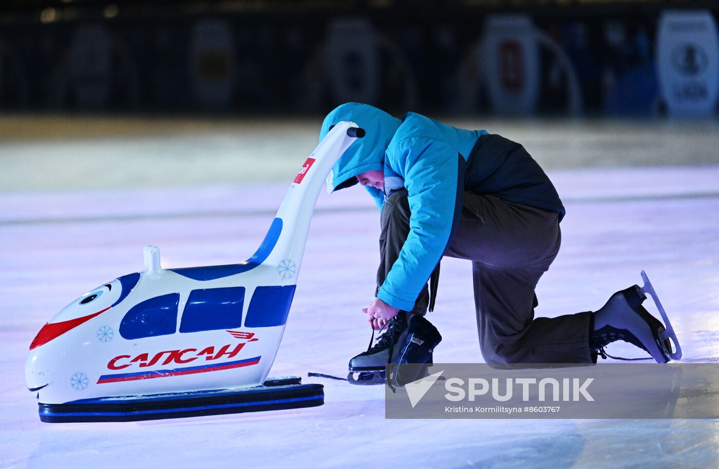 RUSSIA EXPO. Family skating session with Olympic champions