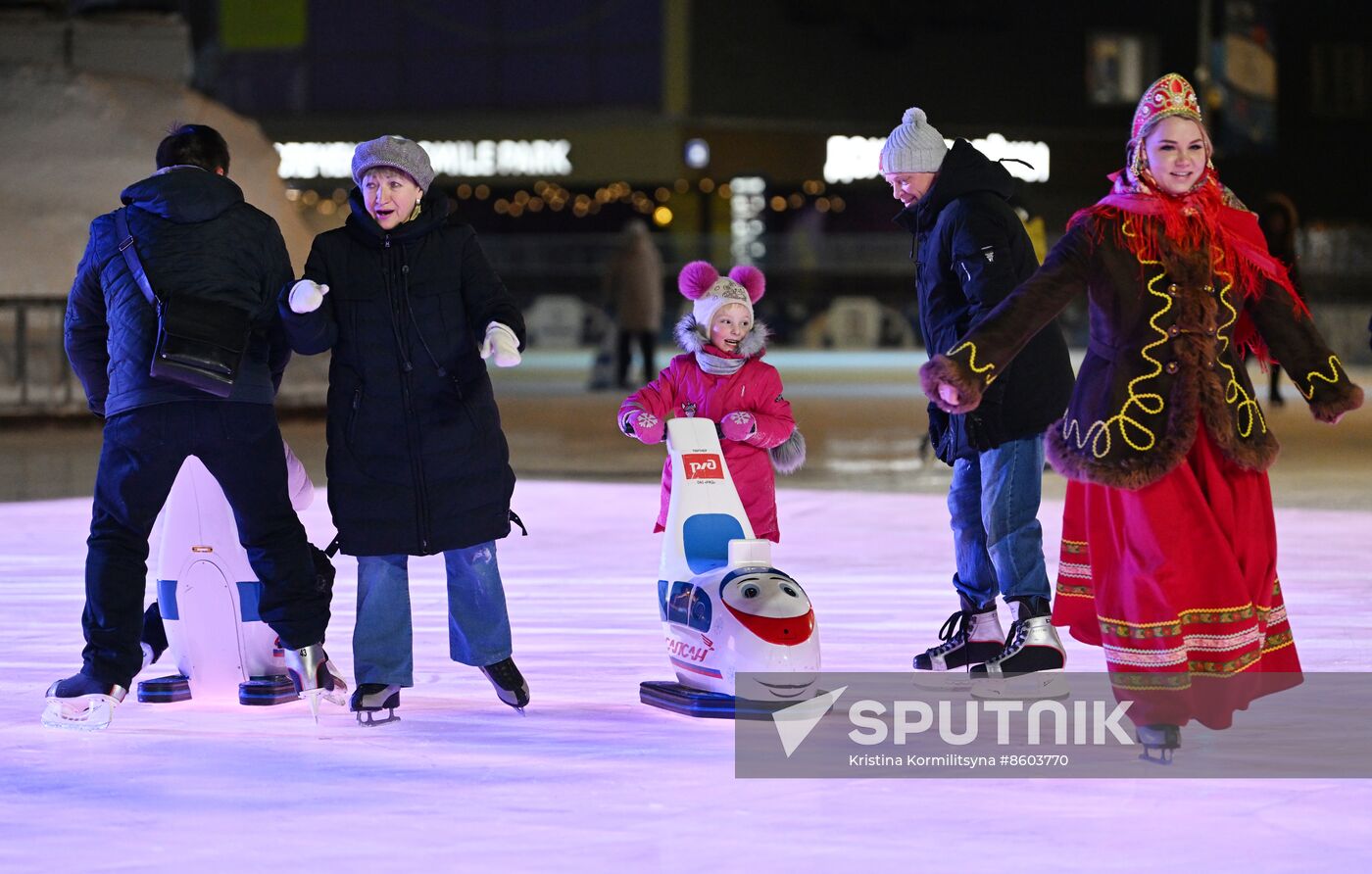 RUSSIA EXPO. Family skating session with Olympic champions