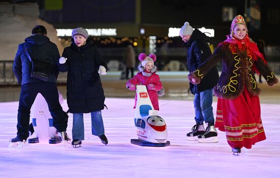 RUSSIA EXPO. Family skating session with Olympic champions