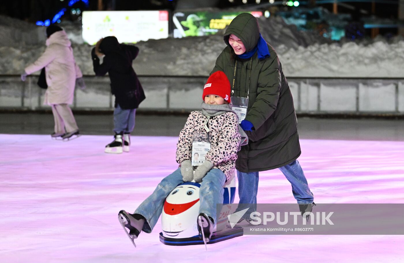 RUSSIA EXPO. Family skating session with Olympic champions
