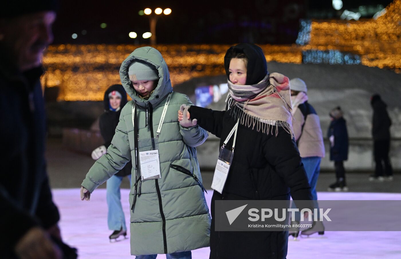 RUSSIA EXPO. Family skating session with Olympic champions