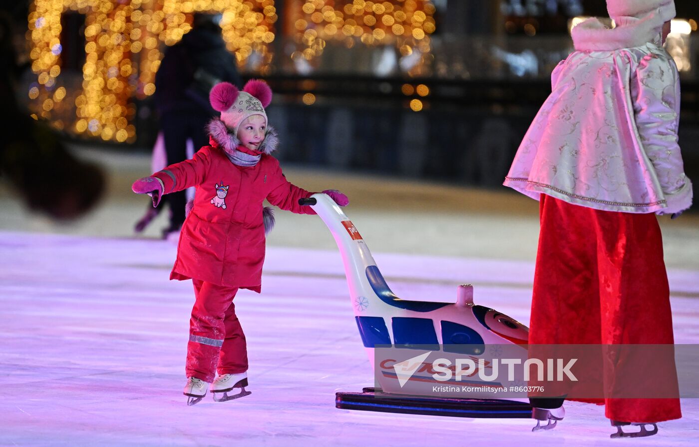 RUSSIA EXPO. Family skating session with Olympic champions