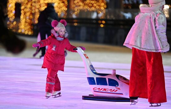 RUSSIA EXPO. Family skating session with Olympic champions