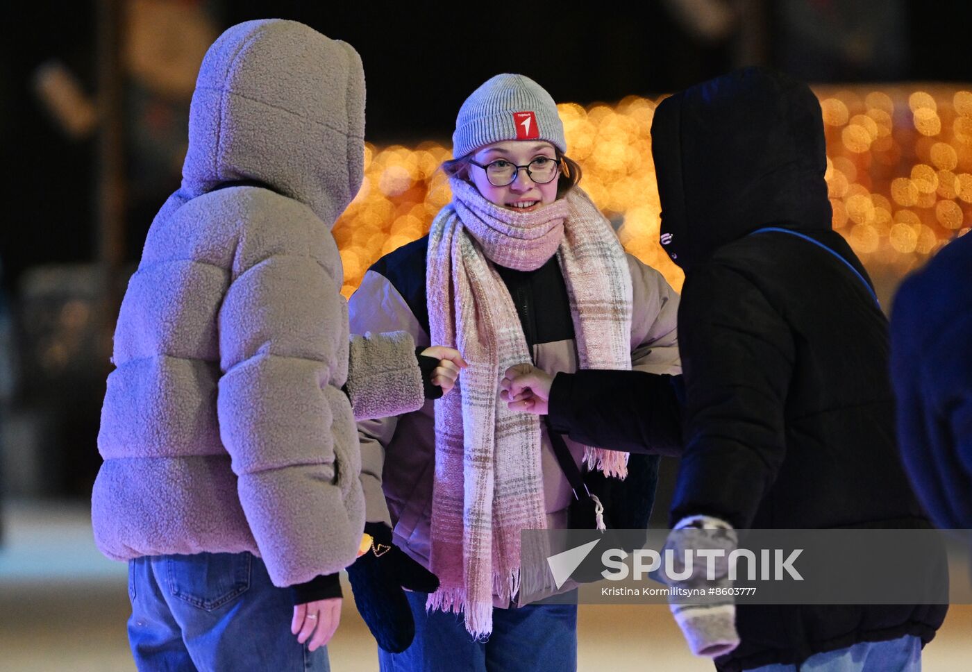 RUSSIA EXPO. Family skating session with Olympic champions