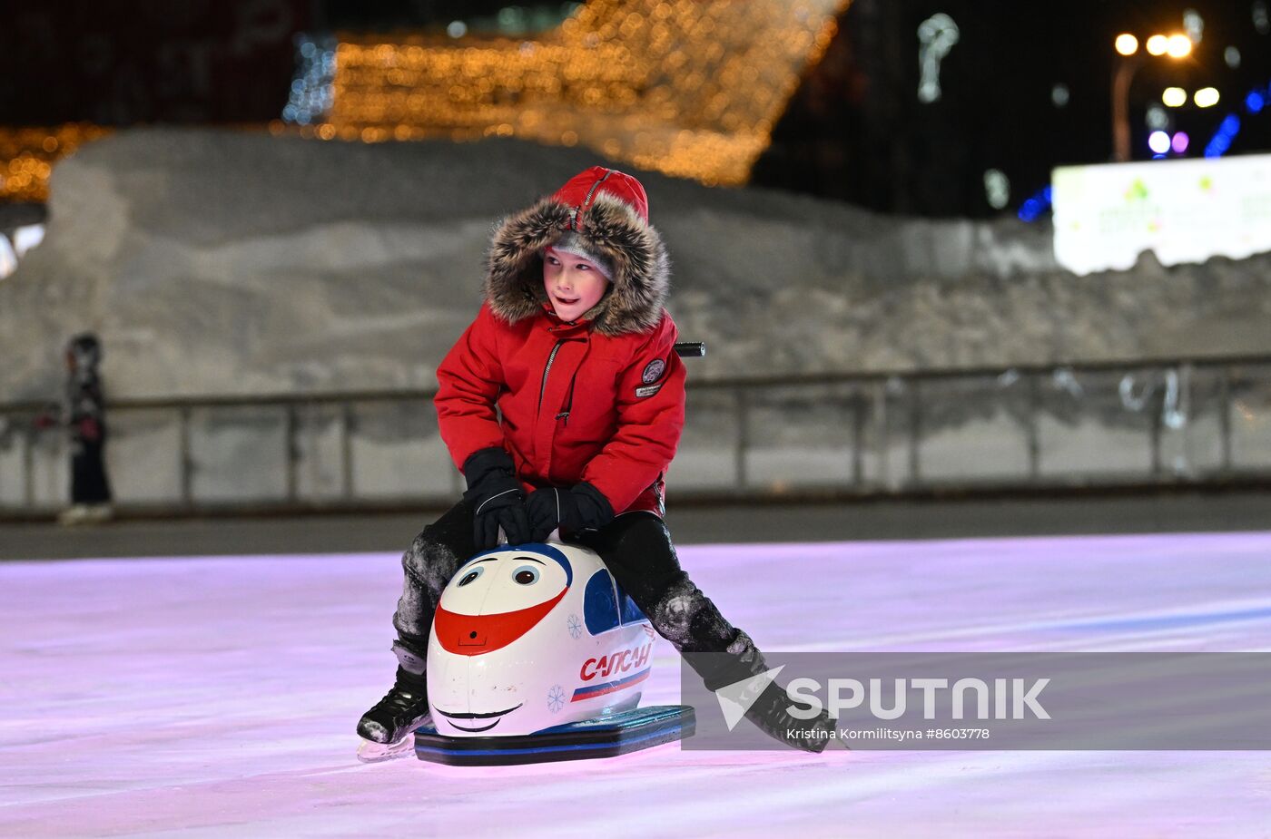 RUSSIA EXPO. Family skating session with Olympic champions