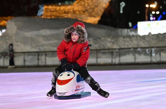 RUSSIA EXPO. Family skating session with Olympic champions