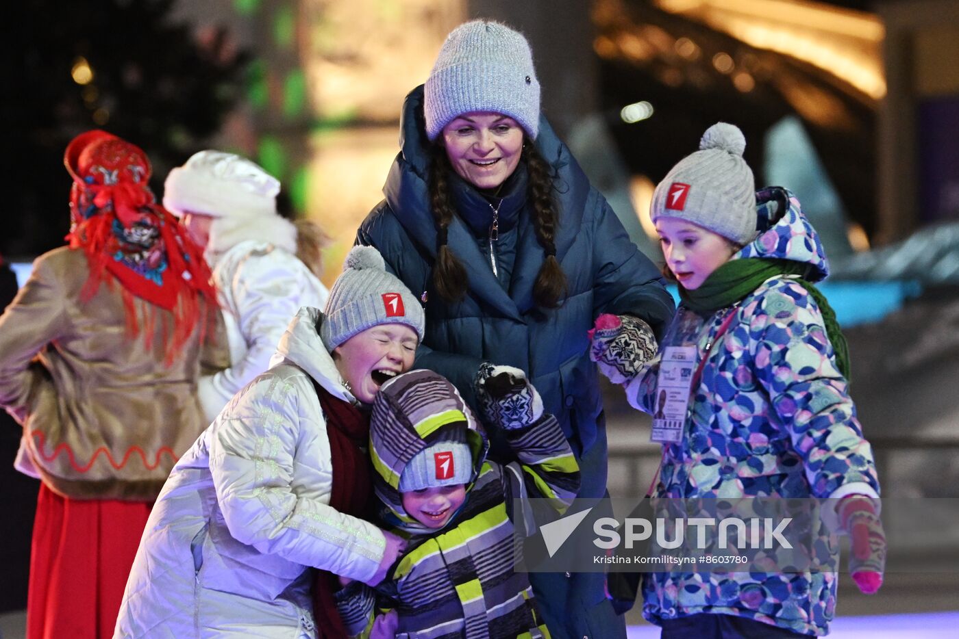 RUSSIA EXPO. Family skating session with Olympic champions