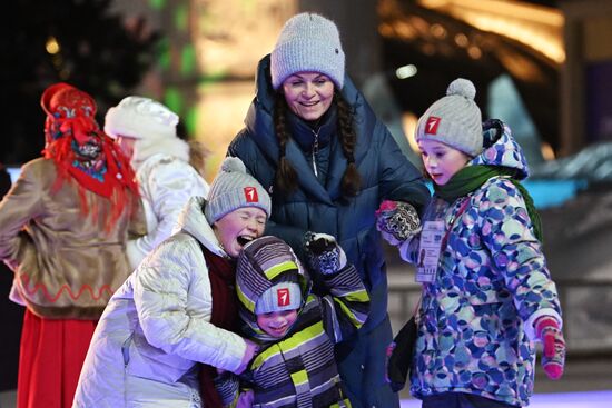 RUSSIA EXPO. Family skating session with Olympic champions
