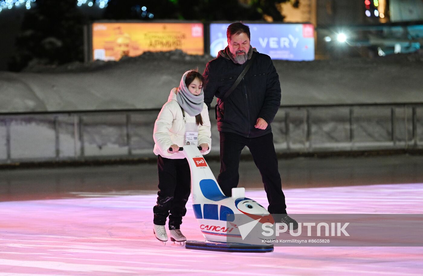 RUSSIA EXPO. Family skating session with Olympic champions