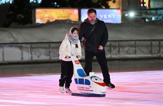 RUSSIA EXPO. Family skating session with Olympic champions