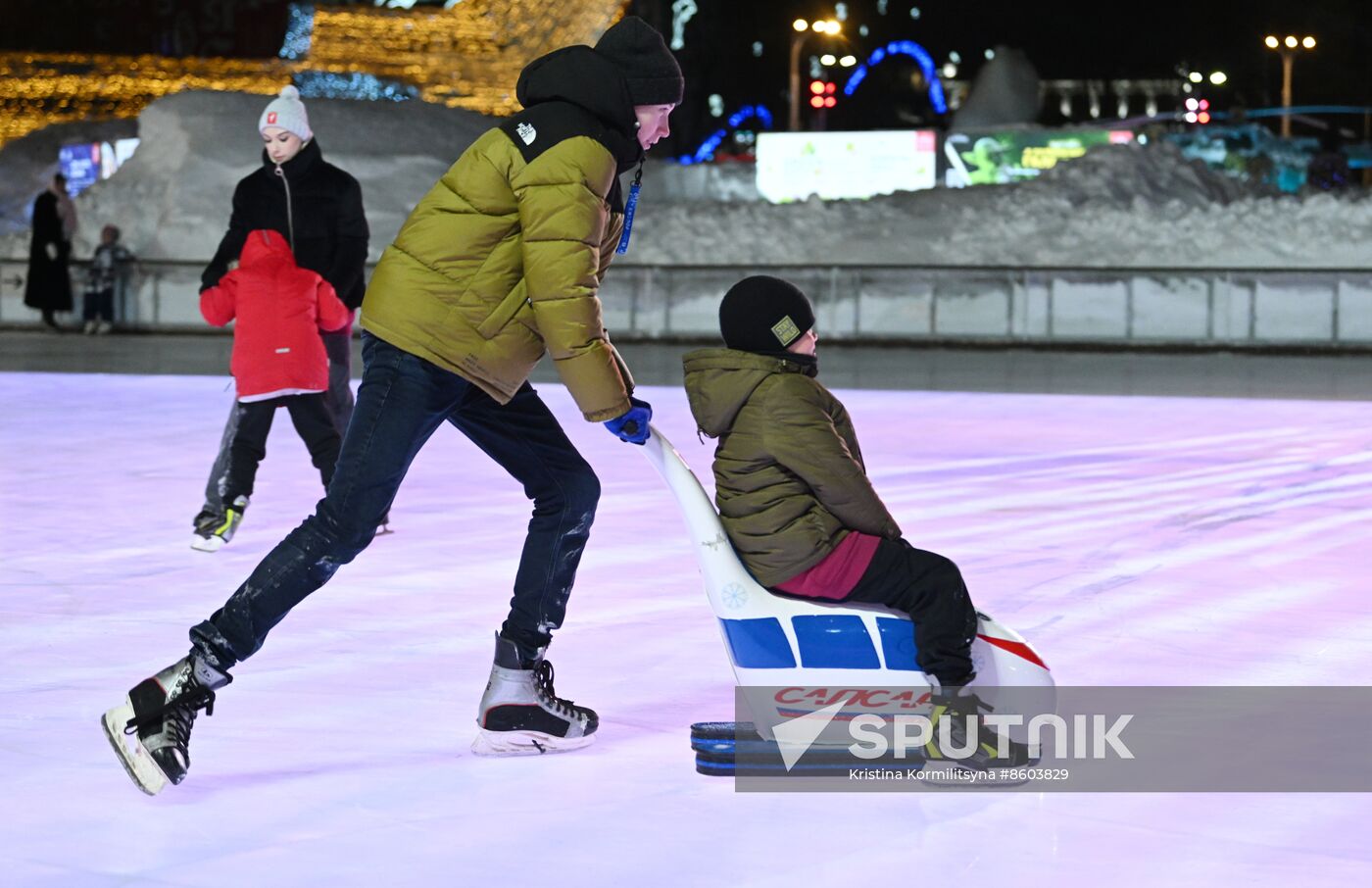 RUSSIA EXPO. Family skating session with Olympic champions