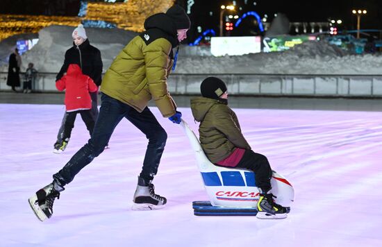 RUSSIA EXPO. Family skating session with Olympic champions