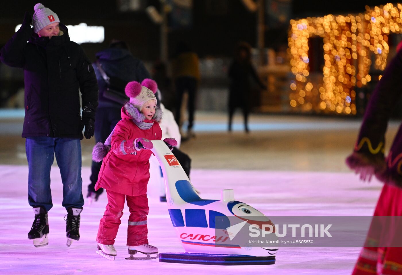 RUSSIA EXPO. Family skating session with Olympic champions