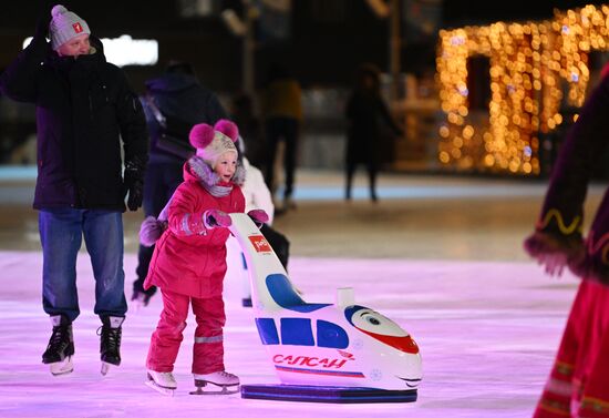 RUSSIA EXPO. Family skating session with Olympic champions