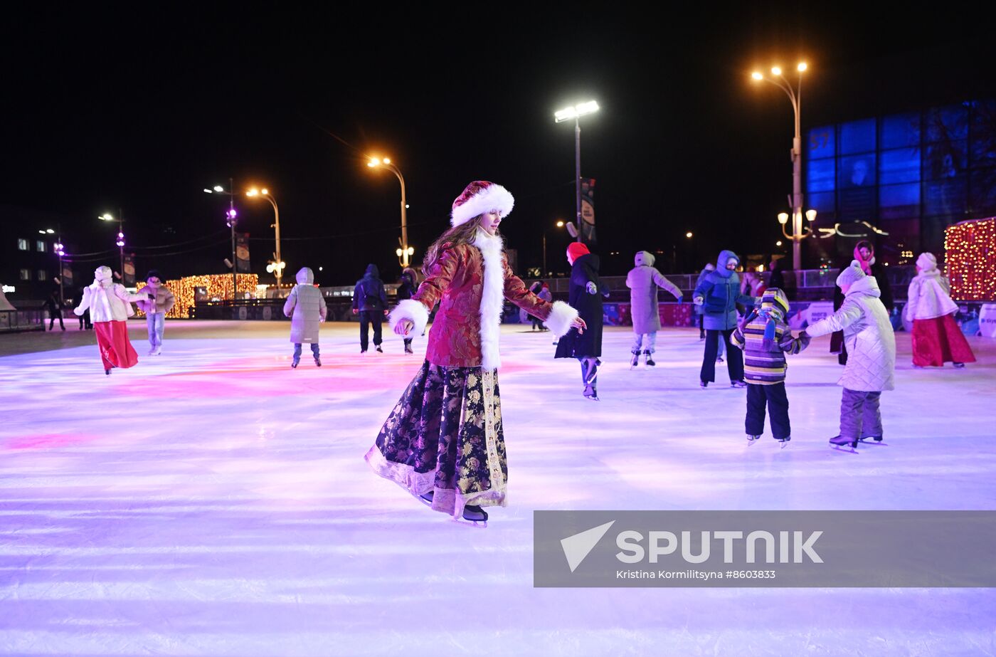 RUSSIA EXPO. Family skating session with Olympic champions