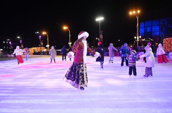 RUSSIA EXPO. Family skating session with Olympic champions