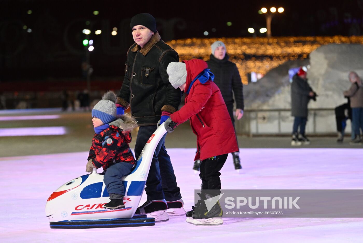 RUSSIA EXPO. Family skating session with Olympic champions