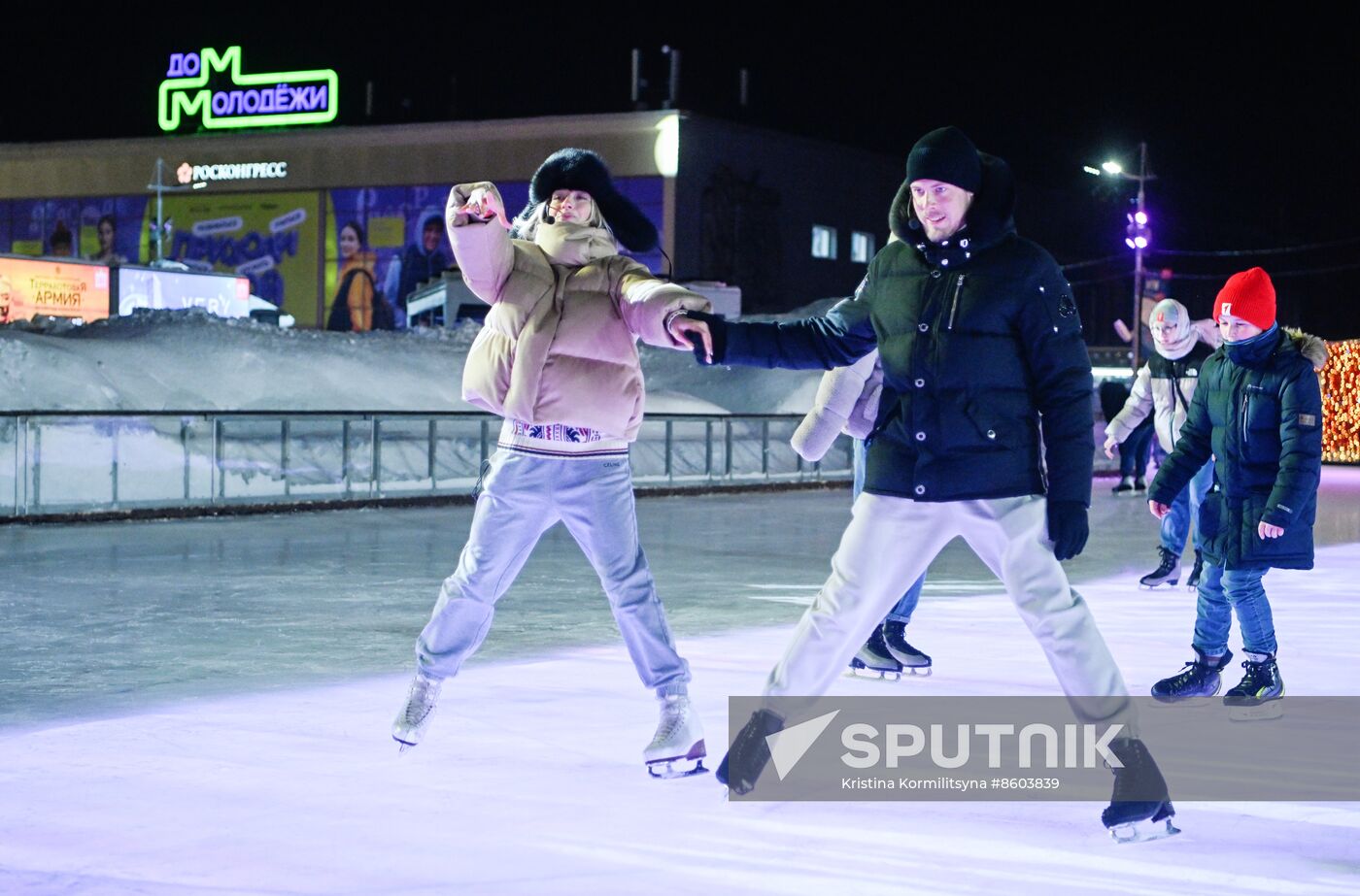 RUSSIA EXPO. Family skating session with Olympic champions