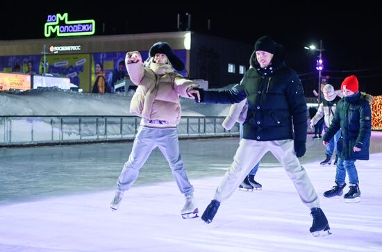 RUSSIA EXPO. Family skating session with Olympic champions