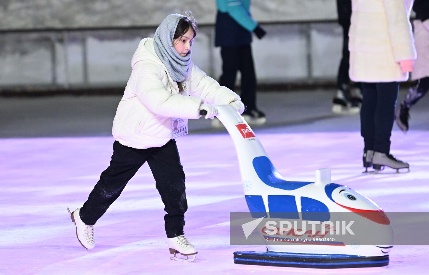RUSSIA EXPO. Family skating session with Olympic champions