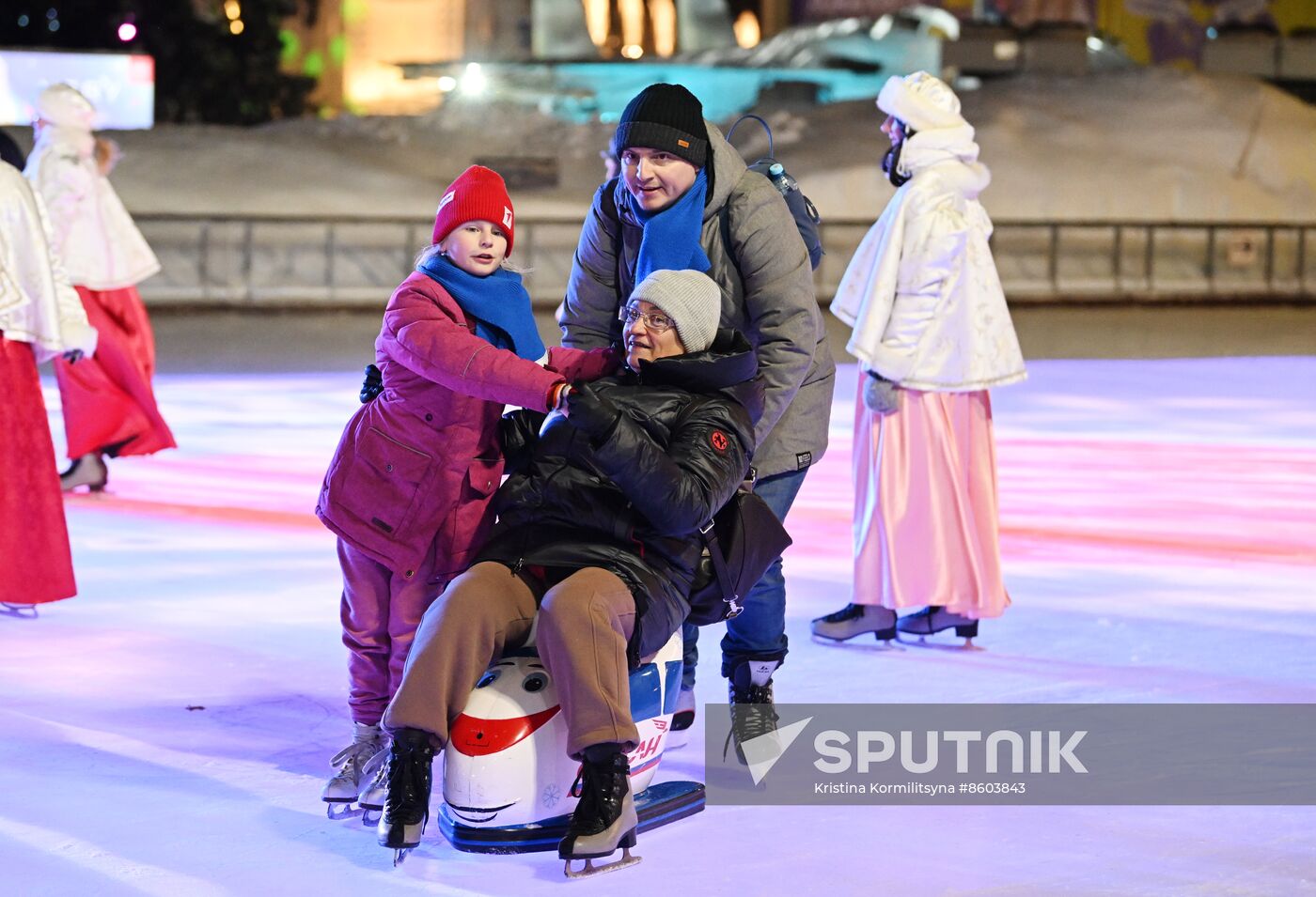 RUSSIA EXPO. Family skating session with Olympic champions