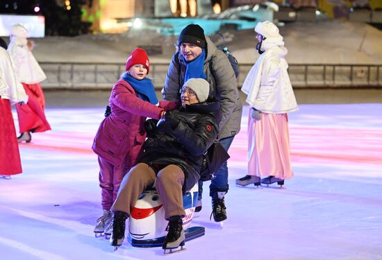 RUSSIA EXPO. Family skating session with Olympic champions