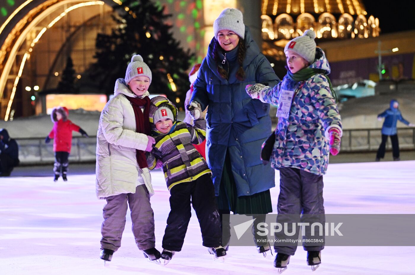 RUSSIA EXPO. Family skating session with Olympic champions