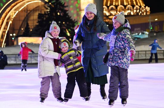 RUSSIA EXPO. Family skating session with Olympic champions