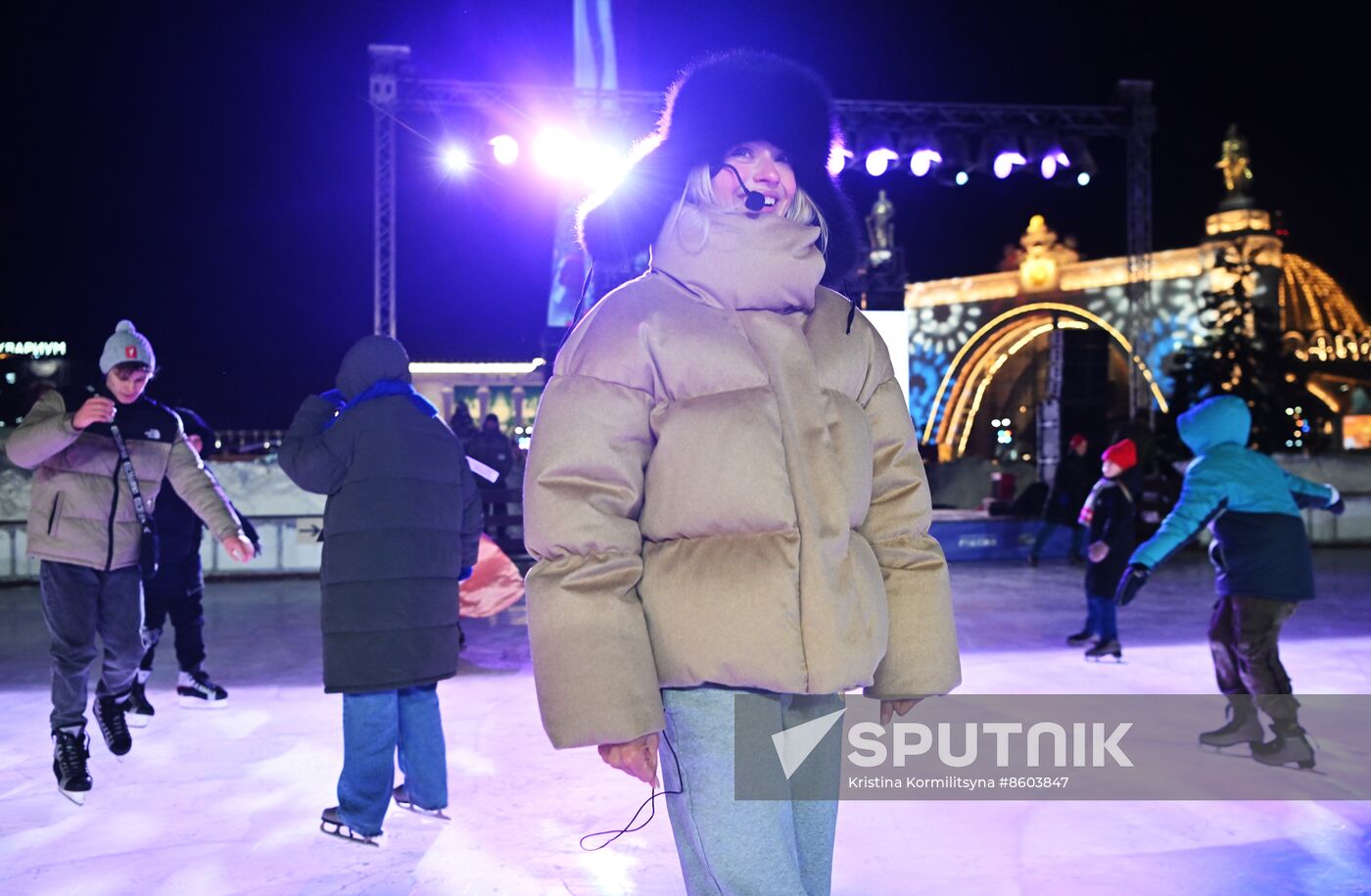 RUSSIA EXPO. Family skating session with Olympic champions
