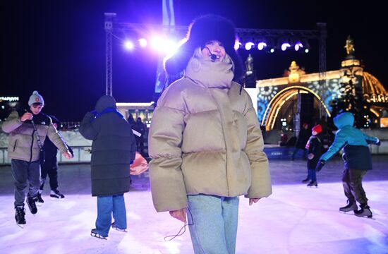 RUSSIA EXPO. Family skating session with Olympic champions