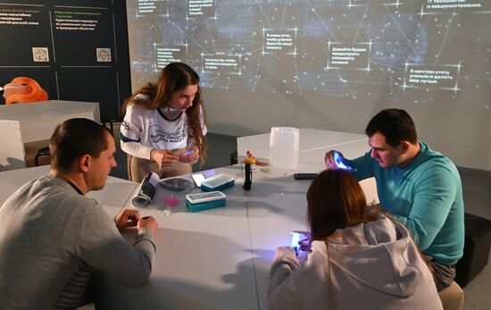 Russia International Exhibition and Forum. Moscow University Days, pavilion 57. Decade of Science and Technology (Ministry of Education and Science of the Russian Federation). University quiz Timeline of Moscow University. Scientific master class: Lighting Quantum Dots. Location: Russia, Moscow. Author: Stanislav Krasilnikov/Sputnik. RUSSIA EXPO. Moscow University Days