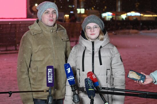 The International RUSSIA EXPO Forum and Exhibition. Families participating in lighting up the Heart of Russia family hearth during the launch of the Year of Family, speak to the media. Main outdoor stage. Assol and Sergei Misharin from the Republic of Komi. Location: Russia, Moscow. Author: Maksim Blinov/Sputnik. RUSSIA EXPO. Year of Family launch ceremony during Loved Ones Forum