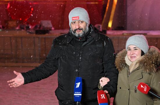 The International RUSSIA EXPO Forum and Exhibition. Families participating in lighting up the Heart of Russia family hearth during the launch of the Year of Family, speak to the media. Main outdoor stage. Ruslan Bazoyev and Limara Yusupova from the Kherson Region. Location: Russia, Moscow. Author: Maksim Blinov/Sputnik. RUSSIA EXPO. Year of Family launch ceremony during Loved Ones Forum