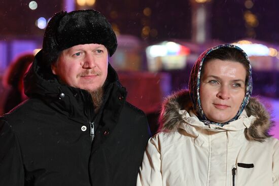The International RUSSIA EXPO Forum and Exhibition. Families participating in lighting up the Heart of Russia family hearth during the launch of the Year of Family, speak to the media. Main outdoor stage. Mikhail and Yekaterina Terentyev from the Vladimir Region. Location: Russia, Moscow. Author: Maksim Blinov/Sputnik. RUSSIA EXPO. Year of Family launch ceremony during Loved Ones Forum