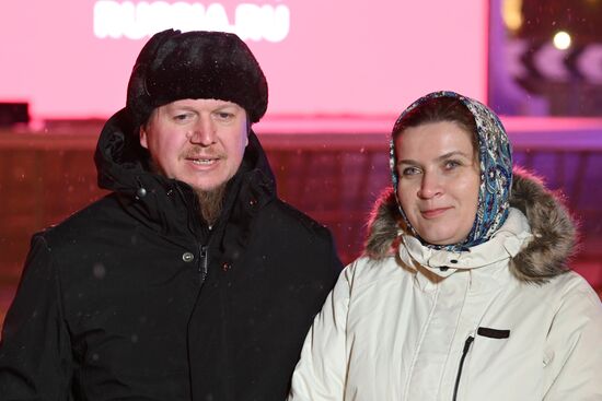 The International RUSSIA EXPO Forum and Exhibition. Families participating in lighting up the Heart of Russia family hearth during the launch of the Year of Family, speak to the media. Main outdoor stage. Mikhail and Yekaterina Terentyev from the Vladimir Region. Location: Russia, Moscow. Author: Maksim Blinov/Sputnik. RUSSIA EXPO. Year of Family launch ceremony during Loved Ones Forum