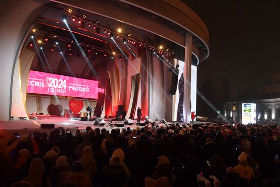 The International RUSSIA EXPO Forum and Exhibition. The launch of the Year of Family during the Loved Ones forum. Lighting up the Heart of Russia family hearth, main outdoors stage. Singer Olga Kormukhina and musician Alexei Belov. Location: Russia, Moscow. Author: Mikhail Voskresenskiy/Sputnik. RUSSIA EXPO. Year of Family launch ceremony during Loved Ones Forum