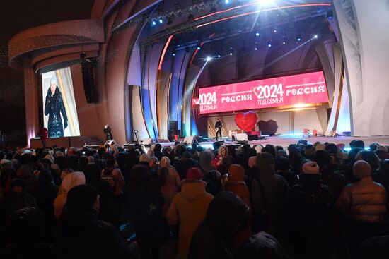 The International RUSSIA EXPO Forum and Exhibition. The launch of the Year of Family during the Loved Ones forum. Lighting up the Heart of Russia family hearth, main outdoors stage. Singer Olga Kormukhina and musician Alexei Belov. Location: Russia, Moscow. Author: Mikhail Voskresenskiy/Sputnik. RUSSIA EXPO. Year of Family launch ceremony during Loved Ones Forum