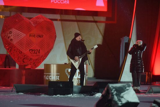 The International RUSSIA EXPO Forum and Exhibition. The launch of the Year of Family during the Loved Ones forum. Lighting up the Heart of Russia family hearth, main outdoors stage. Singer Olga Kormukhina and musician Alexei Belov. Location: Russia, Moscow. Author: Mikhail Voskresenskiy/Sputnik. RUSSIA EXPO. Year of Family launch ceremony during Loved Ones Forum