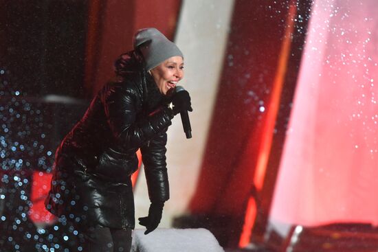 The International RUSSIA EXPO Forum and Exhibition. The launch of the Year of Family during the Loved Ones forum. Lighting up the Heart of Russia family hearth, main outdoors stage. Signer Olga Kormukhina. Location: Russia, Moscow. Author: Mikhail Voskresenskiy/Sputnik. RUSSIA EXPO. Year of Family launch ceremony during Loved Ones Forum