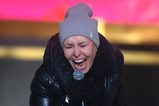 The International RUSSIA EXPO Forum and Exhibition. The launch of the Year of Family during the Loved Ones forum. Lighting up the Heart of Russia family hearth, main outdoors stage. Signer Olga Kormukhina. Location: Russia, Moscow. Author: Mikhail Voskresenskiy/Sputnik. RUSSIA EXPO. Year of Family launch ceremony during Loved Ones Forum