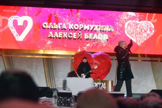 The International RUSSIA EXPO Forum and Exhibition. The launch of the Year of Family during the Loved Ones forum. Lighting up the Heart of Russia family hearth, main outdoors stage. Signer Olga Kormukhina and musician Alexei Belov. Location: Russia, Moscow. Author: Mikhail Voskresenskiy/Sputnik. RUSSIA EXPO. Year of Family launch ceremony during Loved Ones Forum