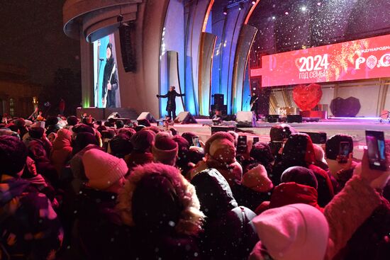 The International RUSSIA EXPO Forum and Exhibition. The launch of the Year of Family during the Loved Ones forum. Lighting up the Heart of Russia family hearth, main outdoors stage. Singer Olga Kormukhina and musician Alexei Belov. Location: Russia, Moscow. Author: Mikhail Voskresenskiy/Sputnik. RUSSIA EXPO. Year of Family launch ceremony during Loved Ones Forum
