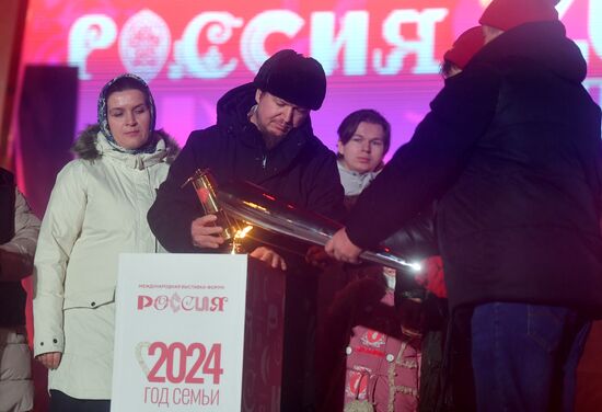 The International RUSSIA EXPO Forum and Exhibition. The launch of the Year of Family during the Loved Ones forum. Lighting up the Heart of Russia family hearth, main outdoors stage. Mikail and Yekaterina Terentyev from the Vladimir Region. Location: Russia, Moscow. Author: Mikhail Voskresenskiy/Sputnik. RUSSIA EXPO. Year of Family launch ceremony during Loved Ones Forum