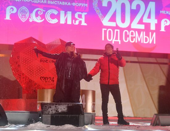 The International RUSSIA EXPO Forum and Exhibition. The launch of the Year of Family during the Loved Ones forum. Lighting up the Heart of Russia family hearth, main outdoors stage. Singer Denis Maidanov and his wife Natalya Maidanova. Location: Russia, Moscow. Author: Mikhail Voskresenskiy/Sputnik. RUSSIA EXPO. Year of Family launch ceremony during Loved Ones Forum