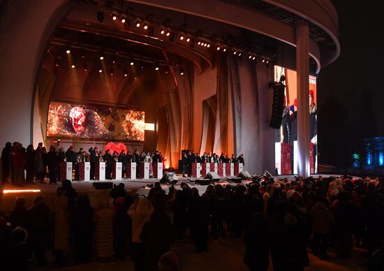 The International RUSSIA EXPO Forum and Exhibition. The launch of the Year of Family during the Loved Ones forum. Lighting up the Heart of Russia family hearth, main outdoors stage. Location: Russia, Moscow. Author: Mikhail Voskresenskiy/Sputnik. RUSSIA EXPO. Year of Family launch ceremony during Loved Ones Forum