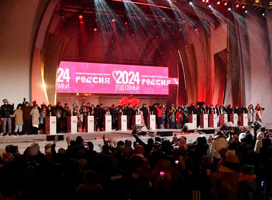 The International RUSSIA EXPO Forum and Exhibition. The launch of the Year of Family during the Loved Ones forum. Lighting up the Heart of Russia family hearth, main outdoors stage. Location: Russia, Moscow. Author: Mikhail Voskresenskiy/Sputnik. RUSSIA EXPO. Year of Family launch ceremony during Loved Ones Forum