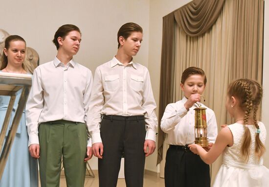 The International RUSSIA EXPO Forum and Exhibition. The launch of the Year of Family during the Loved Ones forum. Lighting up the Heart of Russia family hearth at the Wedding Palace at VDNKh. The Terentyev family from Murom. Location: Russia, Moscow. Author: Mikhail Voskresenskiy/Sputnik. RUSSIA EXPO. Year of Family launch ceremony during Loved Ones Forum