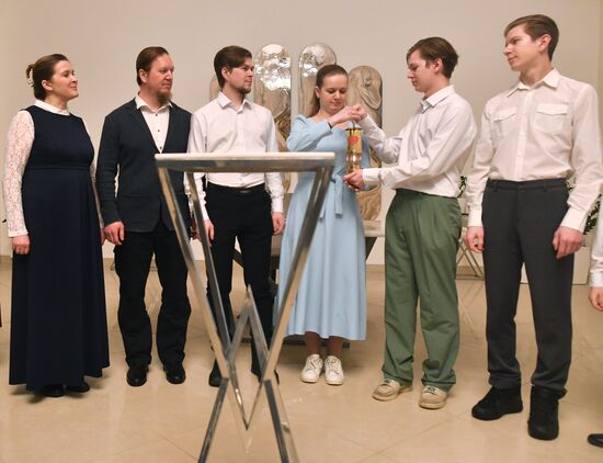 The International RUSSIA EXPO Forum and Exhibition. The launch of the Year of Family during the Loved Ones forum. Lighting up the Heart of Russia family hearth at the Wedding Palace at VDNKh. The Terentyev family from Murom. Location: Russia, Moscow. Author: Mikhail Voskresenskiy/Sputnik. RUSSIA EXPO. Year of Family launch ceremony during Loved Ones Forum